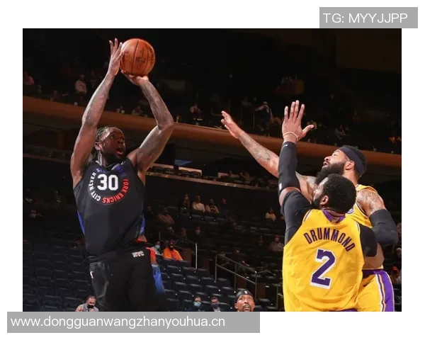 兰德尔表现平平全场10投仅4中贡献16分5篮板1助攻次节状态低迷未能得分