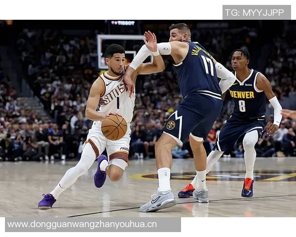 布克谈球队信任建立过程强调夏季训练的重要性与团队凝聚力