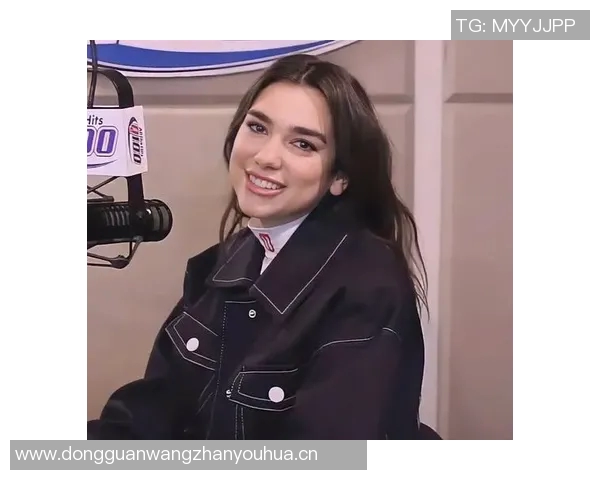 歌手杜阿利帕现场观战博卡与河床引发争议手持两队球衣合影引热议 歌手杜阿利帕现场观战博卡与河床引发争议手持两队球衣合影引热议