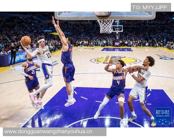 菲尔普斯现场观战湖人对阵太阳身穿布克签名鞋引关注