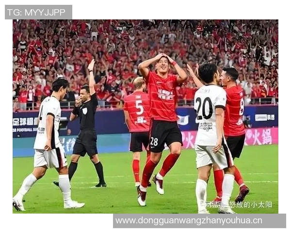蓉城后防失误致失球广岛球员抓住机会扳平比分