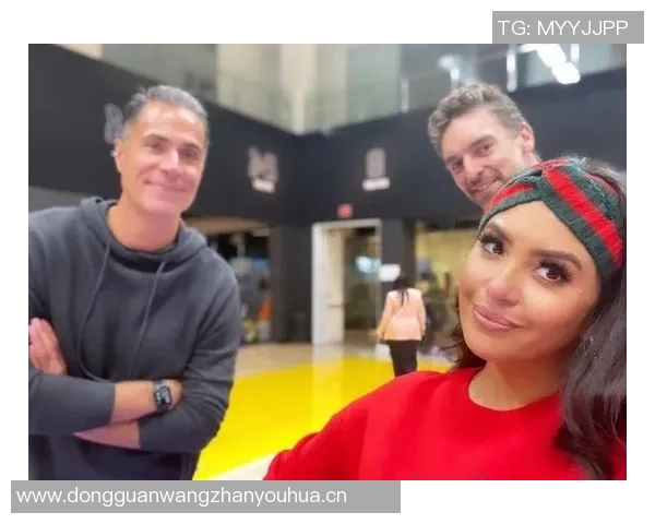 瓦妮莎全家万圣节装扮亮相加索尔陪科比家人共度温馨节日