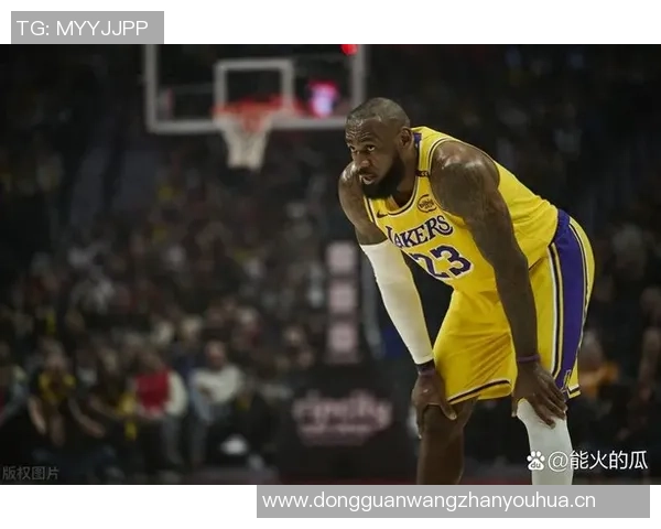 湖人球迷怒斥詹姆斯表现不佳直言其无法跻身历史前五行列